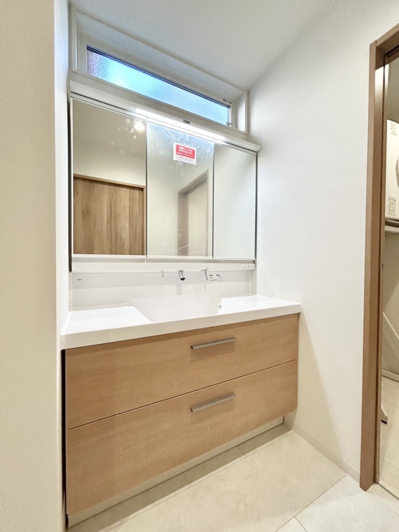 毎日使うものだから清潔な空間を保ちたい水回り。洗面化粧台にはそんな願いを解消させてくれる収納アイデアが満載です。三面鏡の裏側には小物から背の高い物まで収納できます。