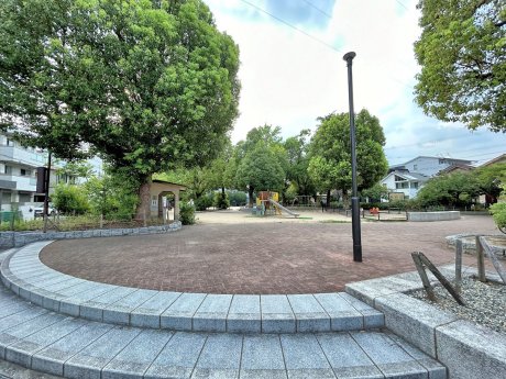 千歳公園まで300ｍ　徒歩4分