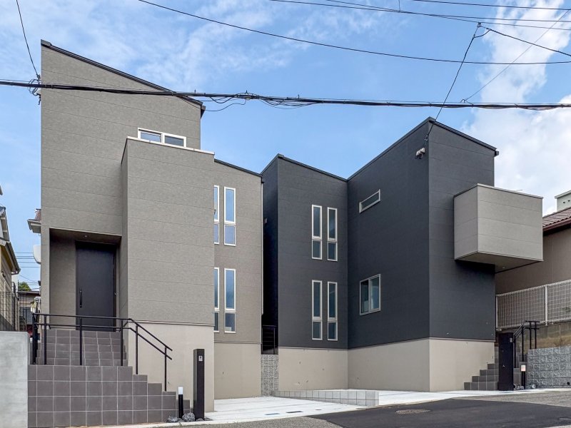 スタイリッシュなモノトーンの外観。揺れを吸収して建物の損傷を抑える制震ダンパーを採用。繰り返しの地震にも強く、クロスのひび割れや家具の転倒リスクも低減。大切な家族と住まいを守る、安心の備えです