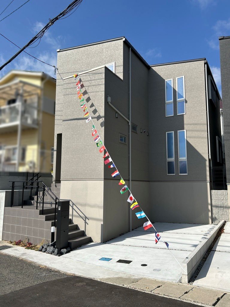 スタイリッシュなモノトーンの外観。揺れを吸収して建物の損傷を抑える制震ダンパーを採用。繰り返しの地震にも強く、クロスのひび割れや家具の転倒リスクも低減。大切な家族と住まいを守る、安心の備えです