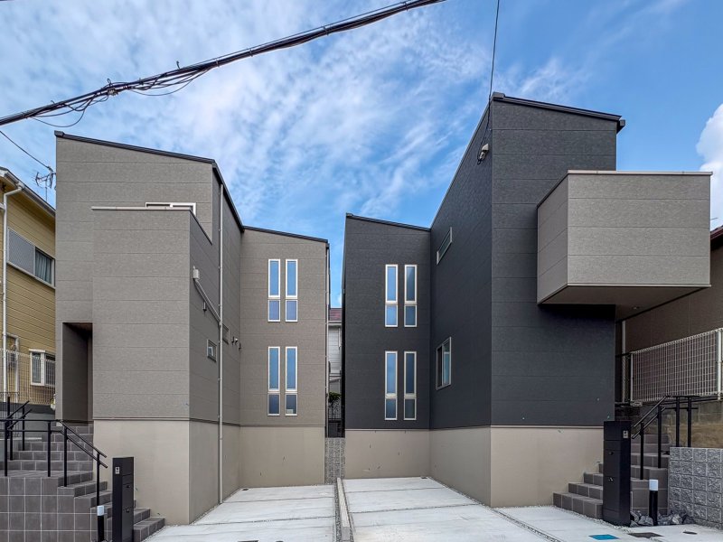 歩行者の目線を気にせず、プライバシーを確保しつつ、洗練された佇まいを演出する高基礎の家。