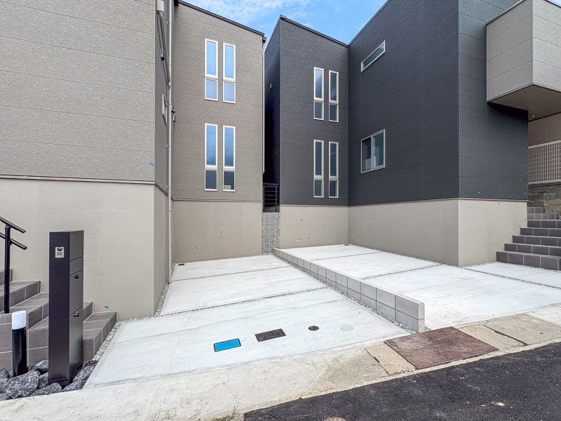 間口8.2m、車2台駐車可能。車通りが少なく幅広な前面道路は、ストレスフリーなゆったり駐車を叶えます。