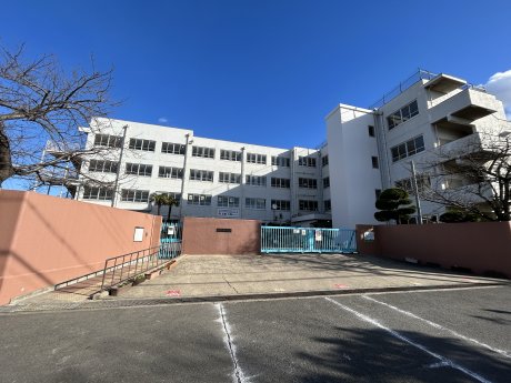 高槻市立川西中学校まで670m