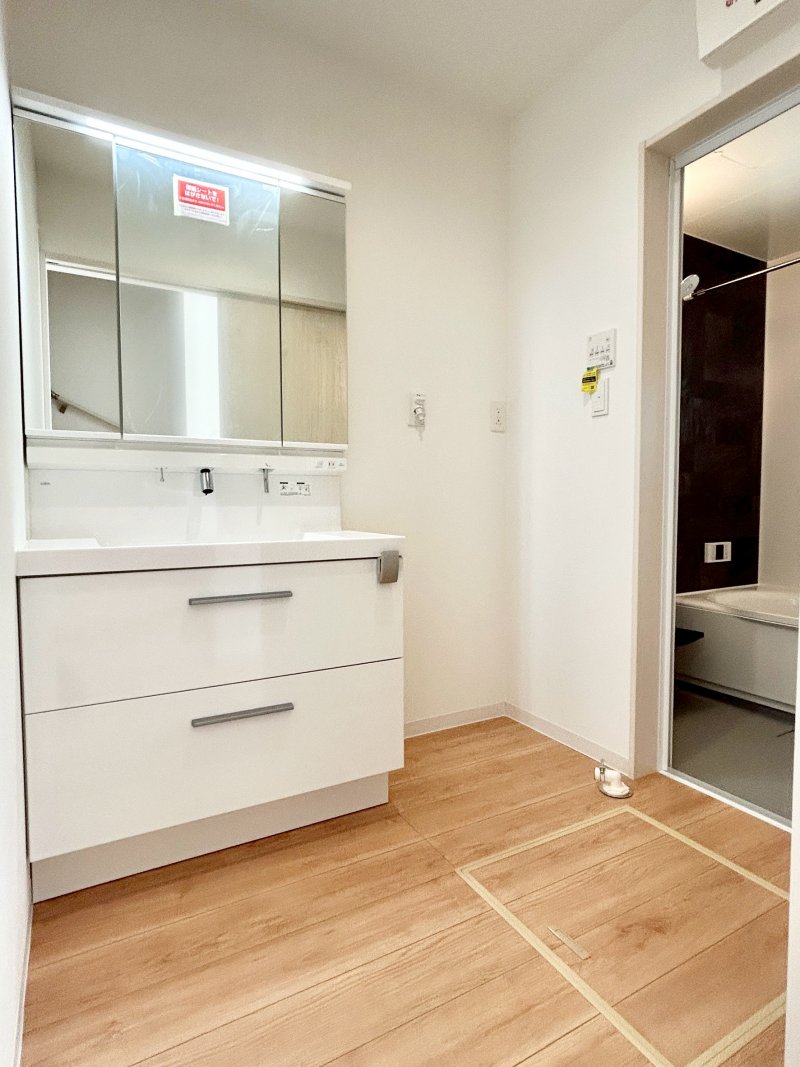 スリムＬＥＤ照明・３面鏡・全収納。家族の小物の整理に便利なミラーキャビネット。アッパーキャビネットやタオルクリップも付いてます。