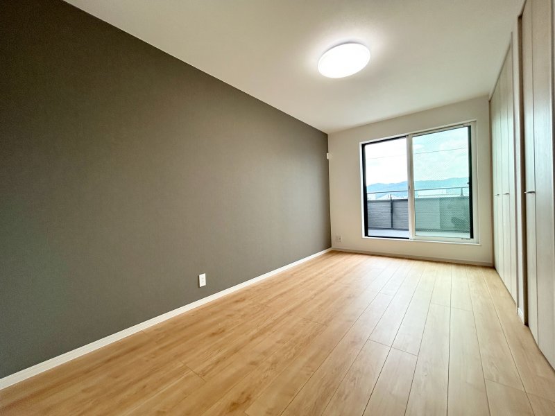 【3階7.5帖】全居室は振り分けタイプでプライベート時間もゆったりと過ごせます。収納が随所に備わっています。