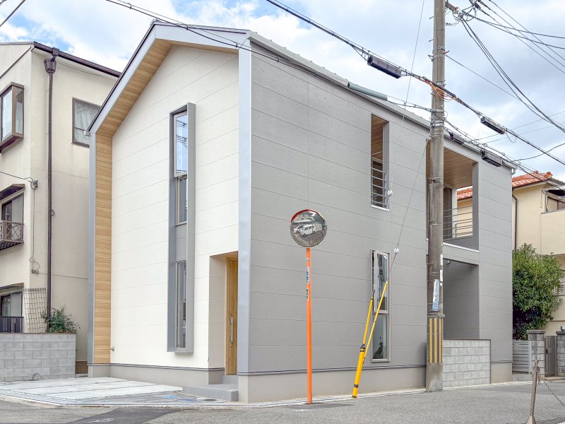 コンパクトでスタイリッシュな外観が特徴的！揺れを吸収して建物の損傷を抑える制震ダンパーを採用。繰り返しの地震にも強く、クロスのひび割れや家具の転倒リスクも低減。大切な家族と住まいを守る、安心の備えです。コンパクトでスタイリッシュな外観が特徴的！（2025年9月撮影)