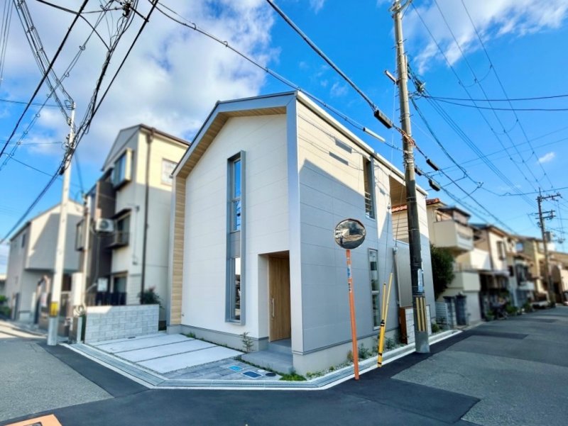 コンパクトでスタイリッシュな外観が特徴的！揺れを吸収して建物の損傷を抑える制震ダンパーを採用。繰り返しの地震にも強く、クロスのひび割れや家具の転倒リスクも低減。大切な家族と住まいを守る、安心の備えです。コンパクトでスタイリッシュな外観が特徴的！（2026年3月撮影)
