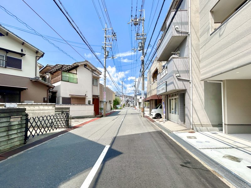 南西道路は6.8ｍ幅員でゆったりとしています。