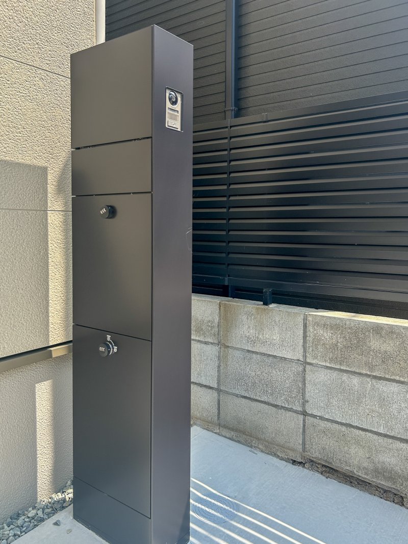スタイリッシュでミニマルな宅配BOX付き門柱を採用。不在がちな共働き家庭でも荷物の受け取りがスムーズ。再配達の手間を省き、毎日の暮らしにゆとりをもたらします。