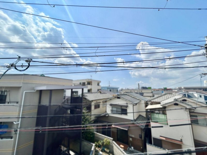 都心への通勤もスムーズな立地。駅前には買い物施設も整い、穏やかな住宅街にありながら、利便性の高い環境で子育てにも安心。