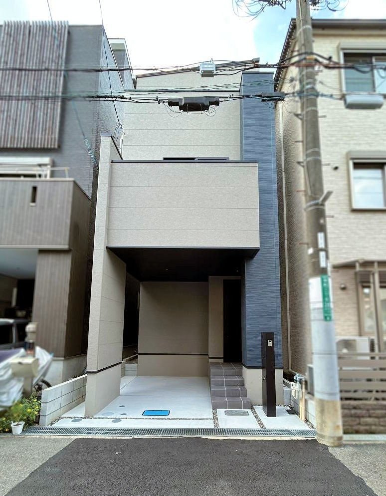 コンパクトでスタイリッシュな外観が特徴的。揺れを吸収して建物の損傷を抑える制震ダンパーを採用。繰り返しの地震にも強く、クロスのひび割れや家具の転倒リスクも低減。大切な家族と住まいを守る、安心の備えです。(2025年9月撮影）