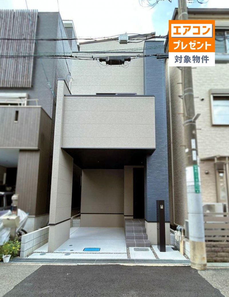 コンパクトでスタイリッシュな外観が特徴的。揺れを吸収して建物の損傷を抑える制震ダンパーを採用。繰り返しの地震にも強く、クロスのひび割れや家具の転倒リスクも低減。大切な家族と住まいを守る、安心の備えです。(2025年9月撮影）