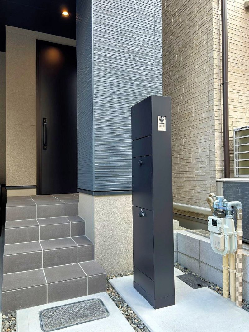 スタイリッシュなブラックの宅配BOX付き門柱を採用。再配達の手間を省き、毎日の暮らしにゆとりをもたらします。