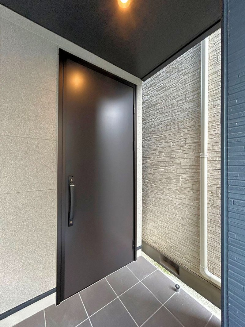 ダークブラウンの扉が迎える、上質な暮らし。