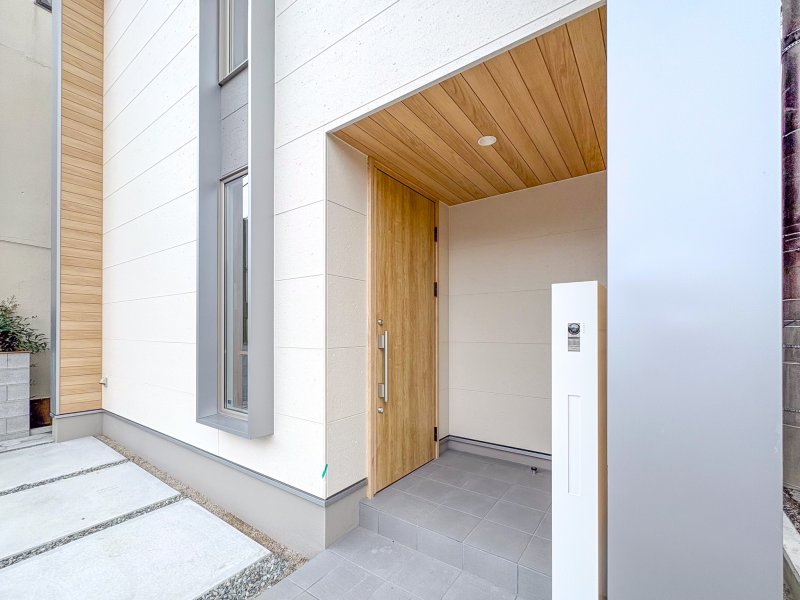 白とグレーの組み合わせで洗礼されたデザイン。（2025年9月撮影)