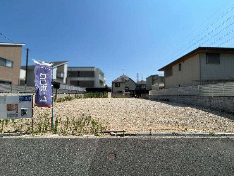 北側道路から全体を見た現地（2025年7月撮影） 58坪と69坪の広々とした2区画をご用意。車2台以上の駐車なファミリーに嬉しい広さ。