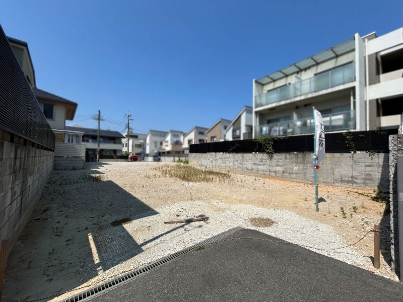 南側道路から全体を見た現地（2025年7月撮影） 駅周辺・徒歩圏に買い物施設が充実。利便性が高く、子育てにも適した住環境。