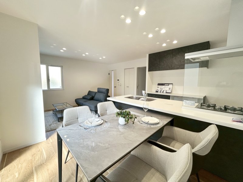 対面キッチン採用のリビングは家族が一つになれる空間となります。お料理をしながらリビング全体を見渡すことができるのでお子様が遊んだり、勉強していても一緒に空間を共有できます。