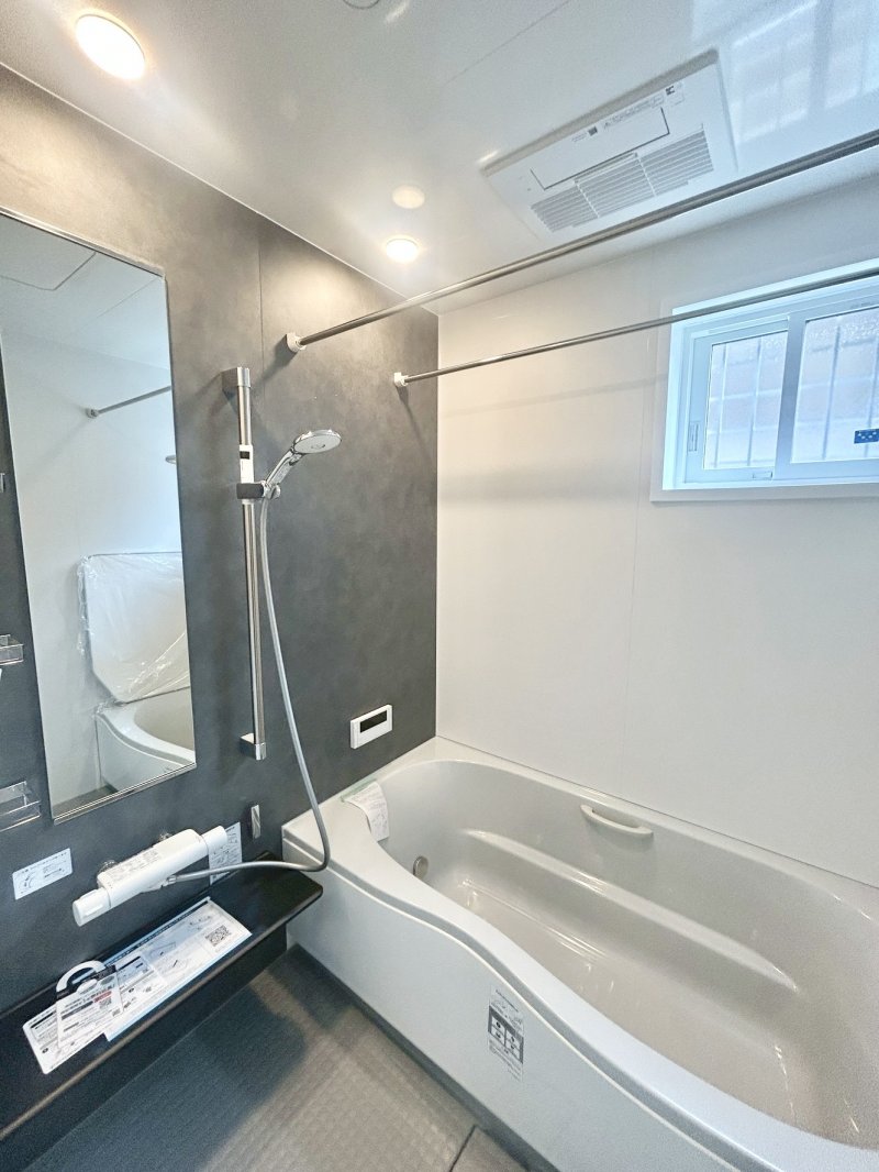 お湯が冷めにくい、浴槽保温材と保温組フタの「ダブル保温」構造。くるりんポイ排水口など毎日のお手入れもラクラク。ガス温水浴室暖房乾燥機付です。