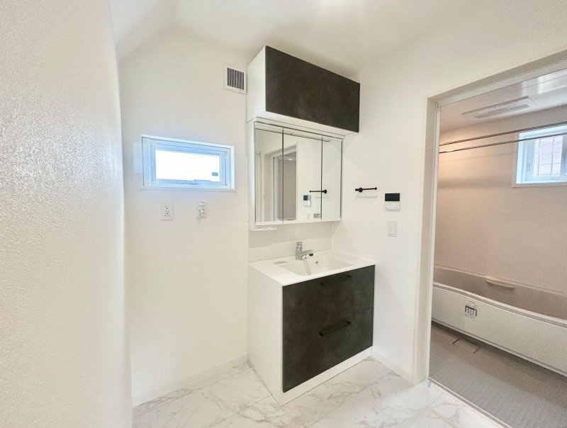 スリムＬＥＤ照明・３面鏡・全収納 家族の小物の整理に便利なミラーキャビネット。アッパーキャビネットやタオルクリップも付いてます。