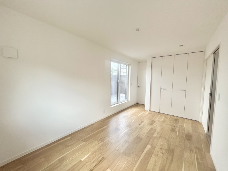 【2階洋室8帖】2階洋室は振り分けタイプ。プライベート時間もゆったりと過ごせる住まい。