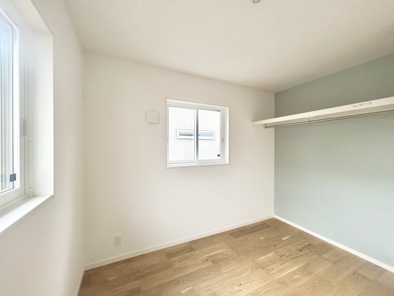 【2階洋室5.2帖】オープンクローゼットにアクセントクロス使用、見せる収納でインテリアにもこだわることができる♪