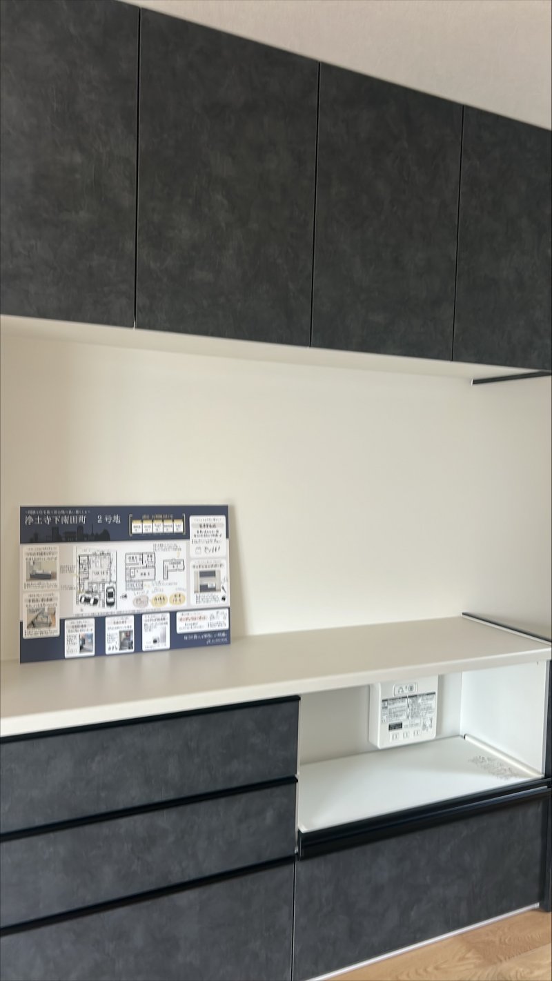 キッチンカップボードを設置。上部にはウォールキャビネット、家電を1カ所にまとめて収納できます。そして自動で蒸気を排出できる機能付き。収納したまま炊飯や湯沸かしができます。