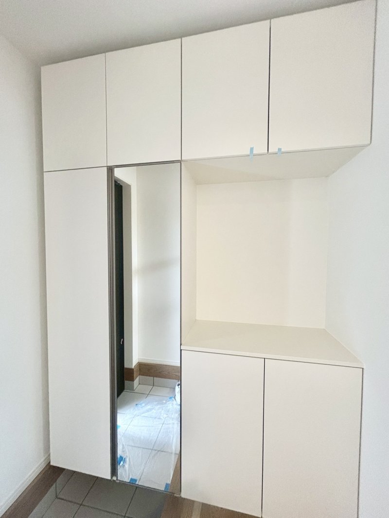 外出時にあってうれしいミラー付きの玄関収納。