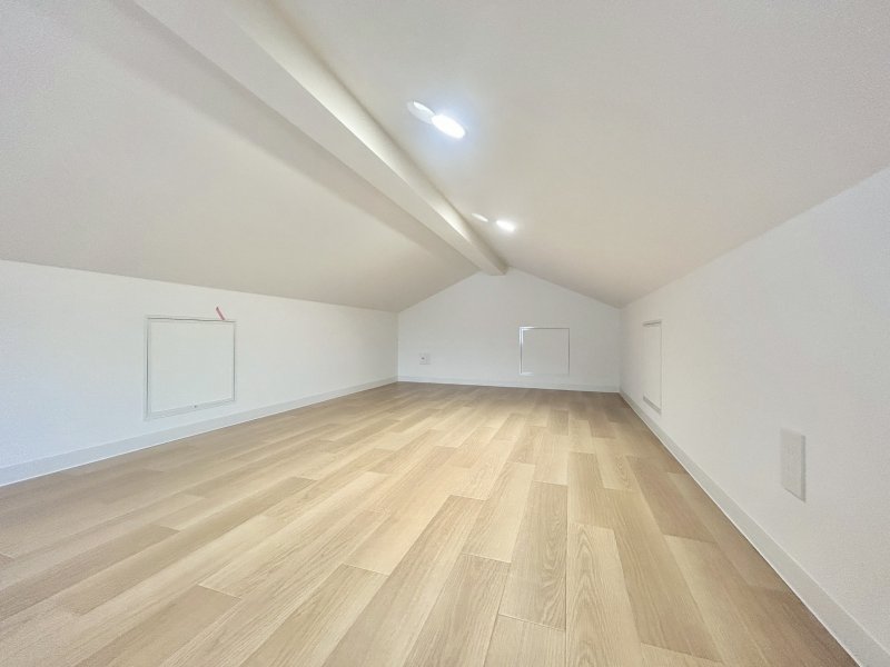 季節の家電製品やアウトドア用品、お子さんの思い出の品物など収納して生活スペースを圧迫しない大空間収納庫。