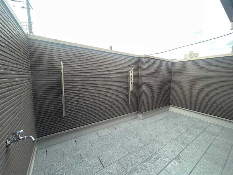 テーブルを置いてリラックススペースとしても活用できる4.2帖のルーフテラス