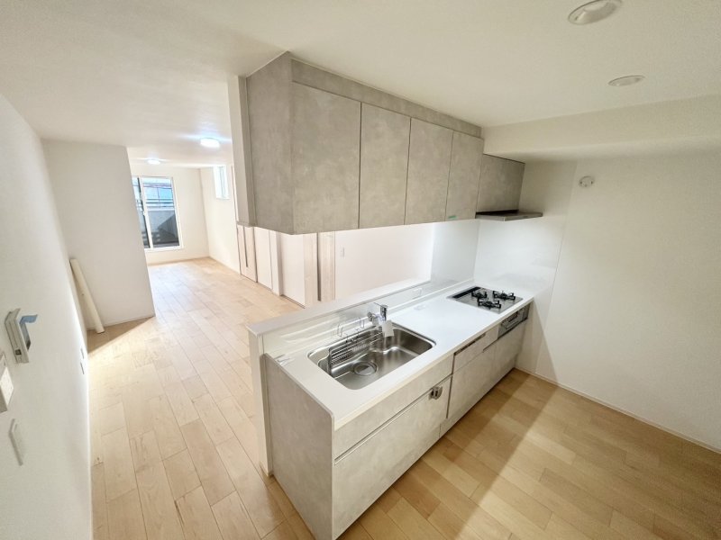 ラクな姿勢で使いやすいスライド式「食器洗い乾燥機」が標準装備。後片付けの時間が短縮でき、シンクまわりもすっきり片付きます。