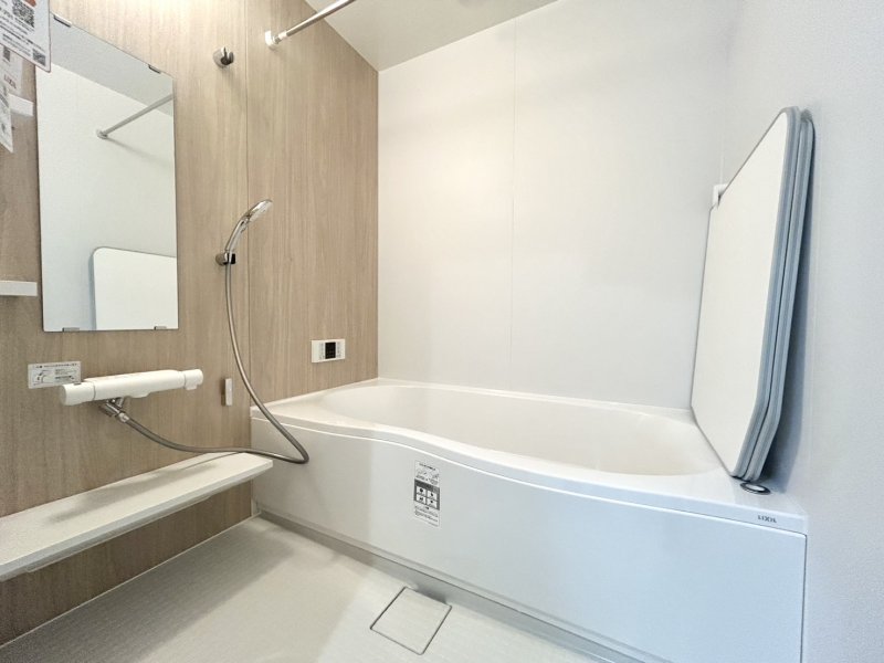 お湯が冷めにくい、浴槽保温材と保温組フタの「ダブル保温」構造。くるりんポイ排水口など毎日のお手入れもラクラク。ガス温水浴室暖房乾燥機付です。