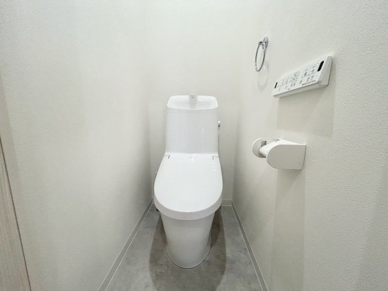 落ちにくい汚物汚れも、水を流すだけツルンっと落とせる新素材「アクアセラミック」で毎日のお手入れ簡単！