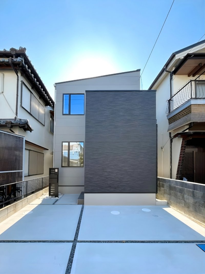 モダンな外観が目を引く、落ち着いた雰囲気の一軒家。（2026年1月撮影）