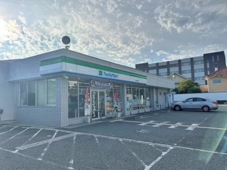 ファミリーマート 伊丹警察前店まで1400ｍ　徒歩20分