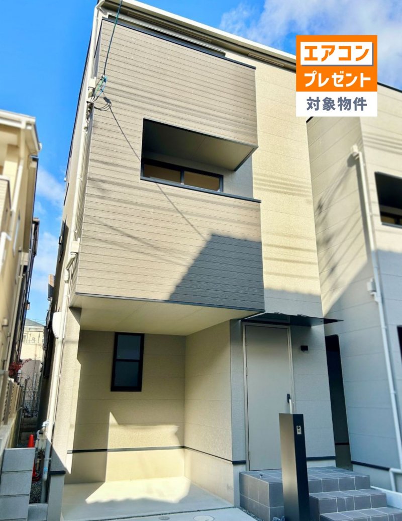 モダンな外観が目を引く、落ち着いた雰囲気の一軒家。(2025年12月撮影）