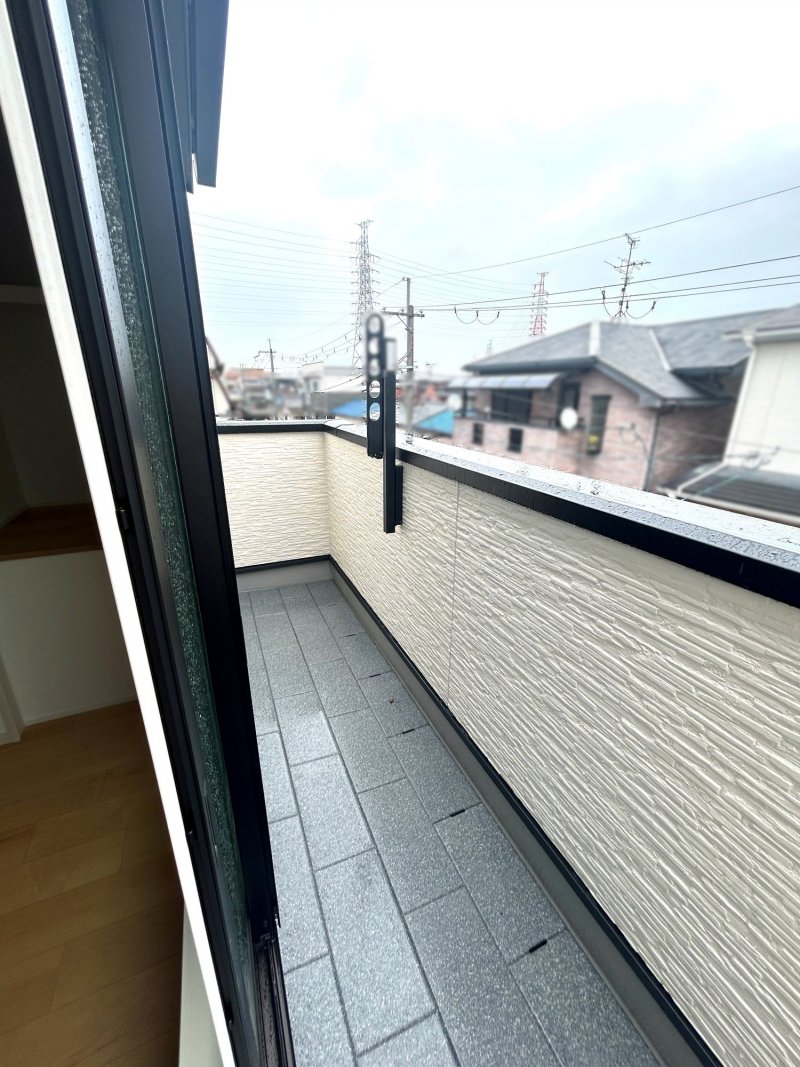 3階バルコニー：道路からの視線が届きにくく、落ち着いて使いやすいのが魅力です。