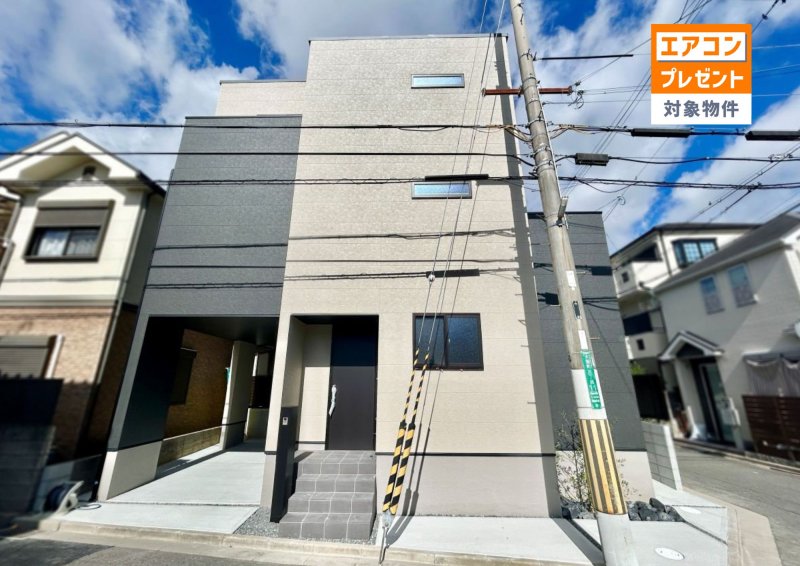 コンパクトでスタイリッシュな外観が特徴的。揺れを吸収して建物の損傷を抑える制震ダンパーを採用。繰り返しの地震にも強く、クロスのひび割れや家具の転倒リスクも低減。大切な家族と住まいを守る、安心の備えです。（2025年11月撮影）