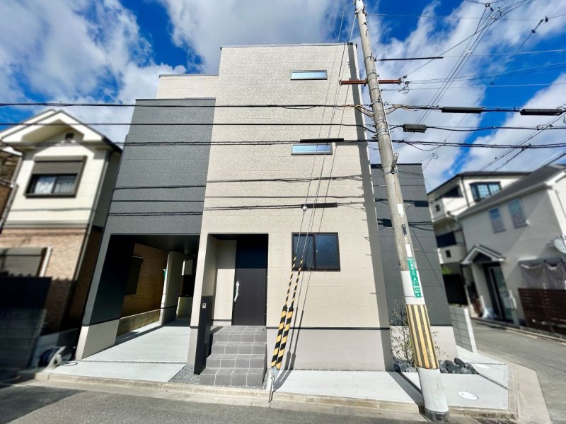 コンパクトでスタイリッシュな外観が特徴的。揺れを吸収して建物の損傷を抑える制震ダンパーを採用。繰り返しの地震にも強く、クロスのひび割れや家具の転倒リスクも低減。大切な家族と住まいを守る、安心の備えです。（2025年11月撮影）