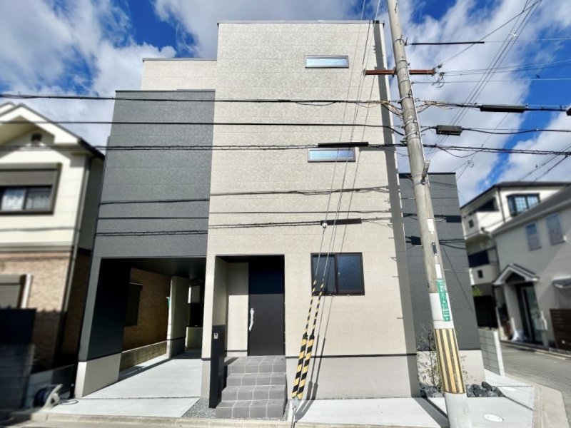 コンパクトでスタイリッシュな外観が特徴的。揺れを吸収して建物の損傷を抑える制震ダンパーを採用。繰り返しの地震にも強く、クロスのひび割れや家具の転倒リスクも低減。大切な家族と住まいを守る、安心の備えです。（2025年11月撮影）