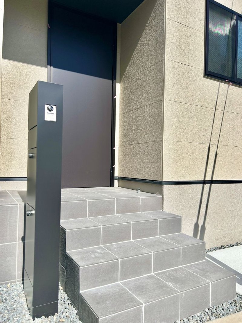 スタイリッシュなブラックの宅配BOX付き門柱を採用。再配達の手間を省き、毎日の暮らしにゆとりをもたらします。（2025年11月撮影）