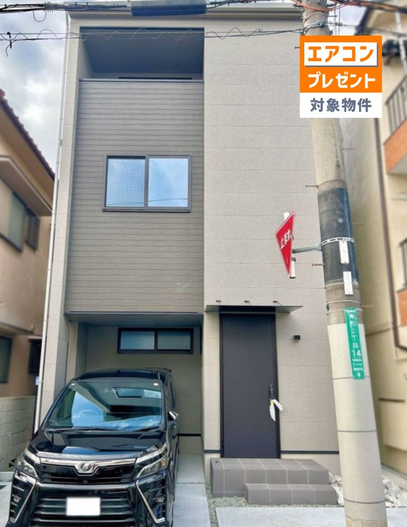 シンプルで飽きの来ないファサード。ファミリーカーも入る広々駐車場がございます！(2025年12月撮影）