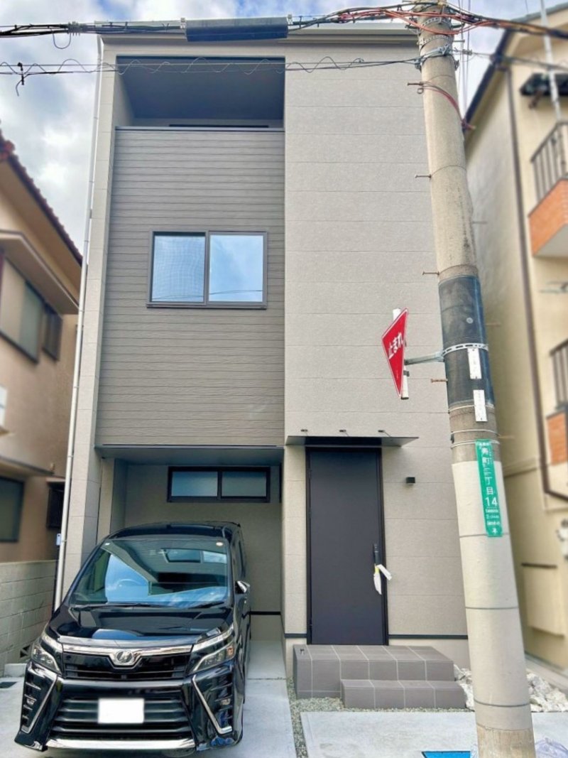 シンプルで飽きの来ないファサード。ファミリーカーも入る広々駐車場がございます！(2025年12月撮影）