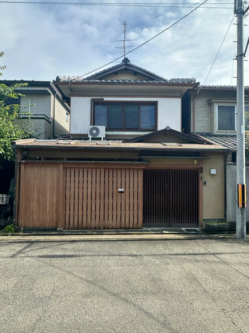 現地写真 古家付き更地渡しです。