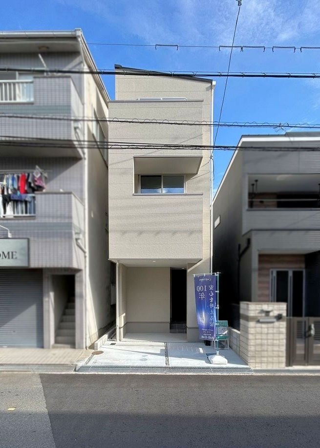 日当たり良好！大切な家族の「万が一」に備える、揺れを吸収して建物の損傷を抑える制震ダンパーを採用。繰り返しの地震にも強く、クロスのひび割れや家具の転倒リスクも低減。