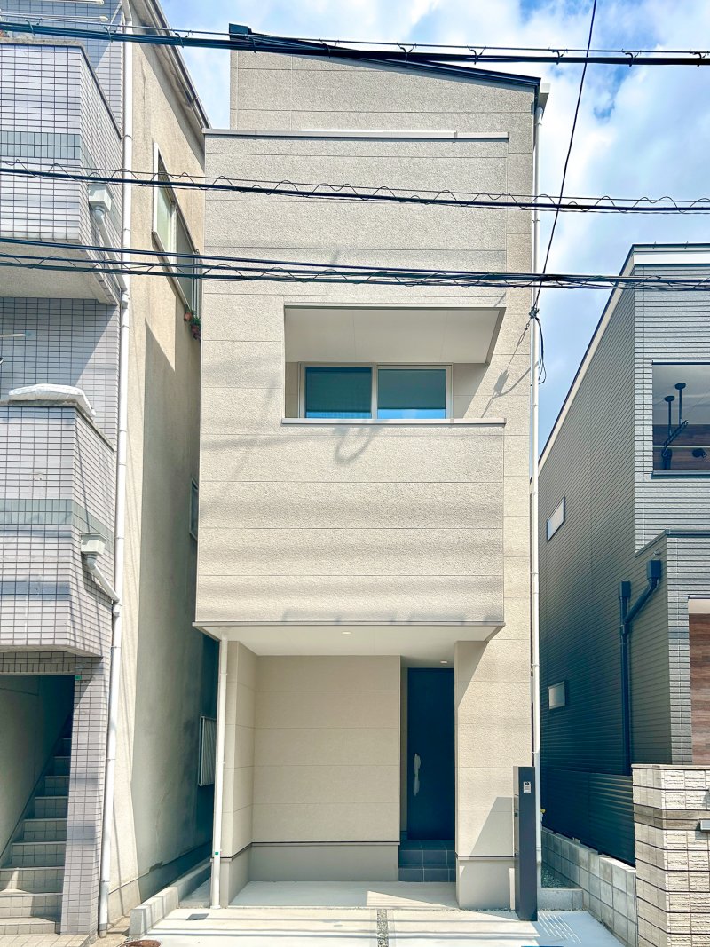 日当たり良好！大切な家族の「万が一」に備える、揺れを吸収して建物の損傷を抑える制震ダンパーを採用。繰り返しの地震にも強く、クロスのひび割れや家具の転倒リスクも低減。