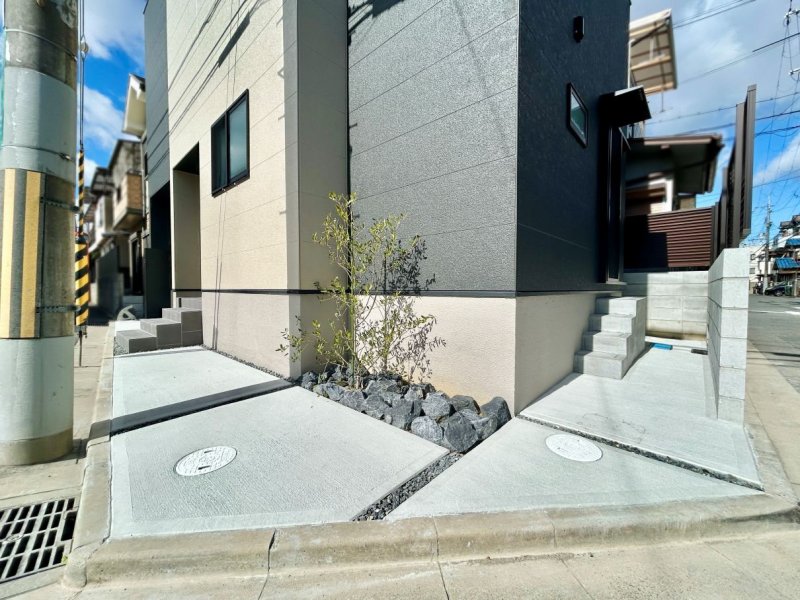 バイクや自転車を置くスペースに（2025年11月撮影）