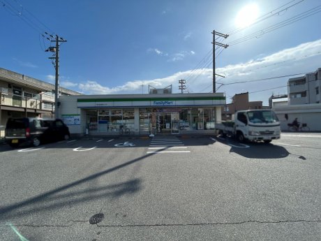 ファミリーマート堺百舌鳥梅町二丁店まで675m　徒歩9分