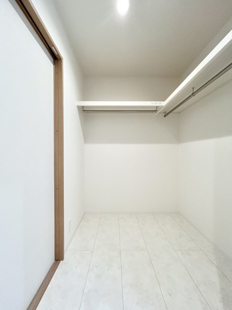 家族全員の衣類をまとめて収納できるファミリークローゼット。