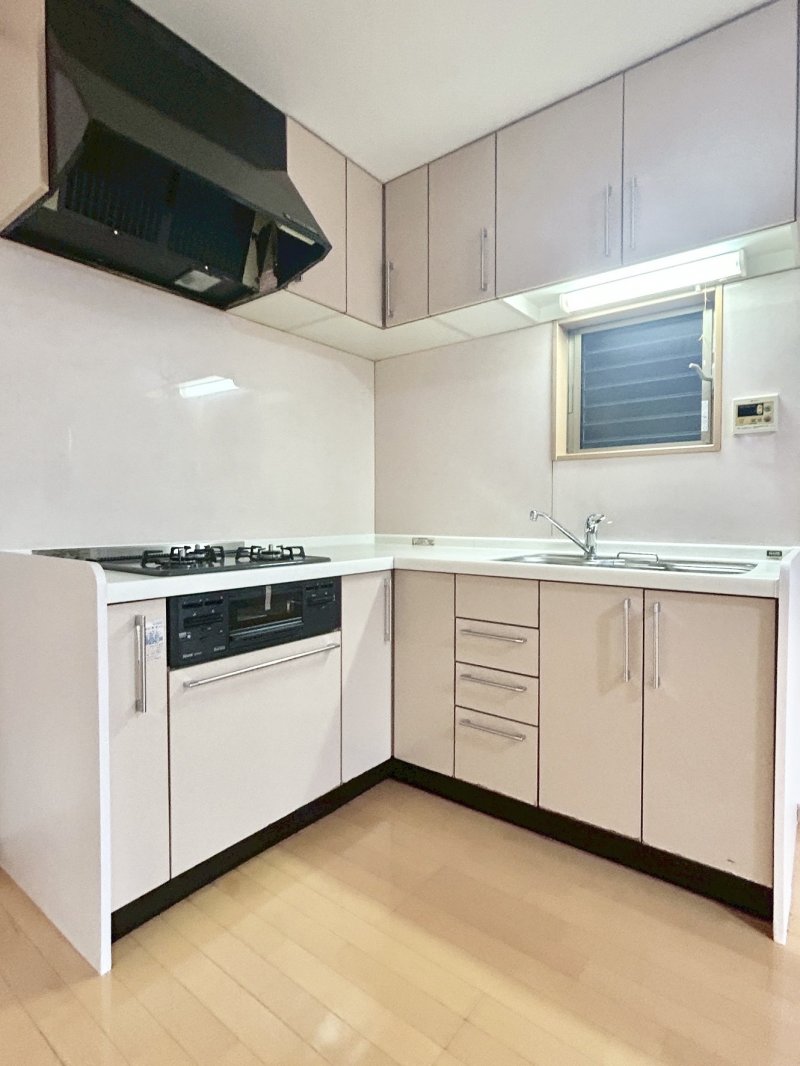 L字型キッチンは、移動距離が短く作業動線の良さが魅力。3口ガスコンロとグリル部分は新調しています。